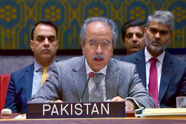 پاکستان: په افغانستان کې مېشتې ترهګرې ډلې د ناقانونه وسلو د ترلاسه کولو له امله ګواښ جوړوي