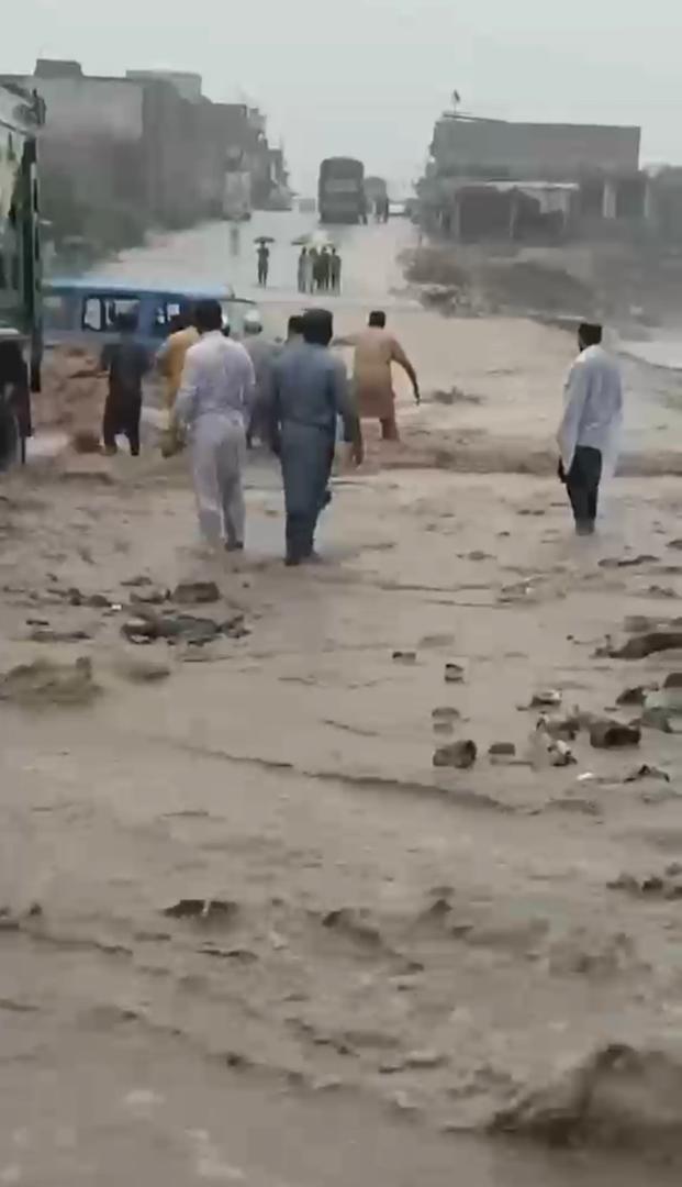 له ستونزو ډک سفر؛ په لنډي کوتل کې سېلابي اوبو د یوې افغان کډوالې کورنۍ موټر يووړ