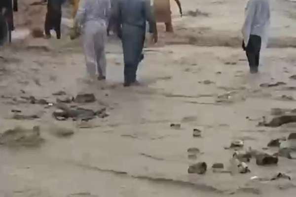 له ستونزو ډک سفر؛ په لنډي کوتل کې سېلابي اوبو د یوې افغان کډوالې کورنۍ موټر يووړ