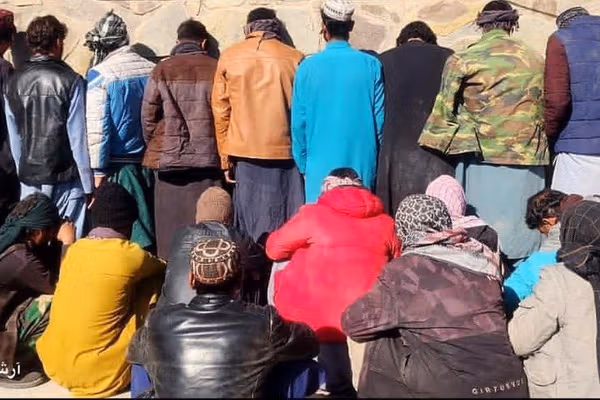 طالبانو په هرات کې په ناقانونه توګه ایران ته د تګ په تور ۸۷۰ کسان نیولي دي