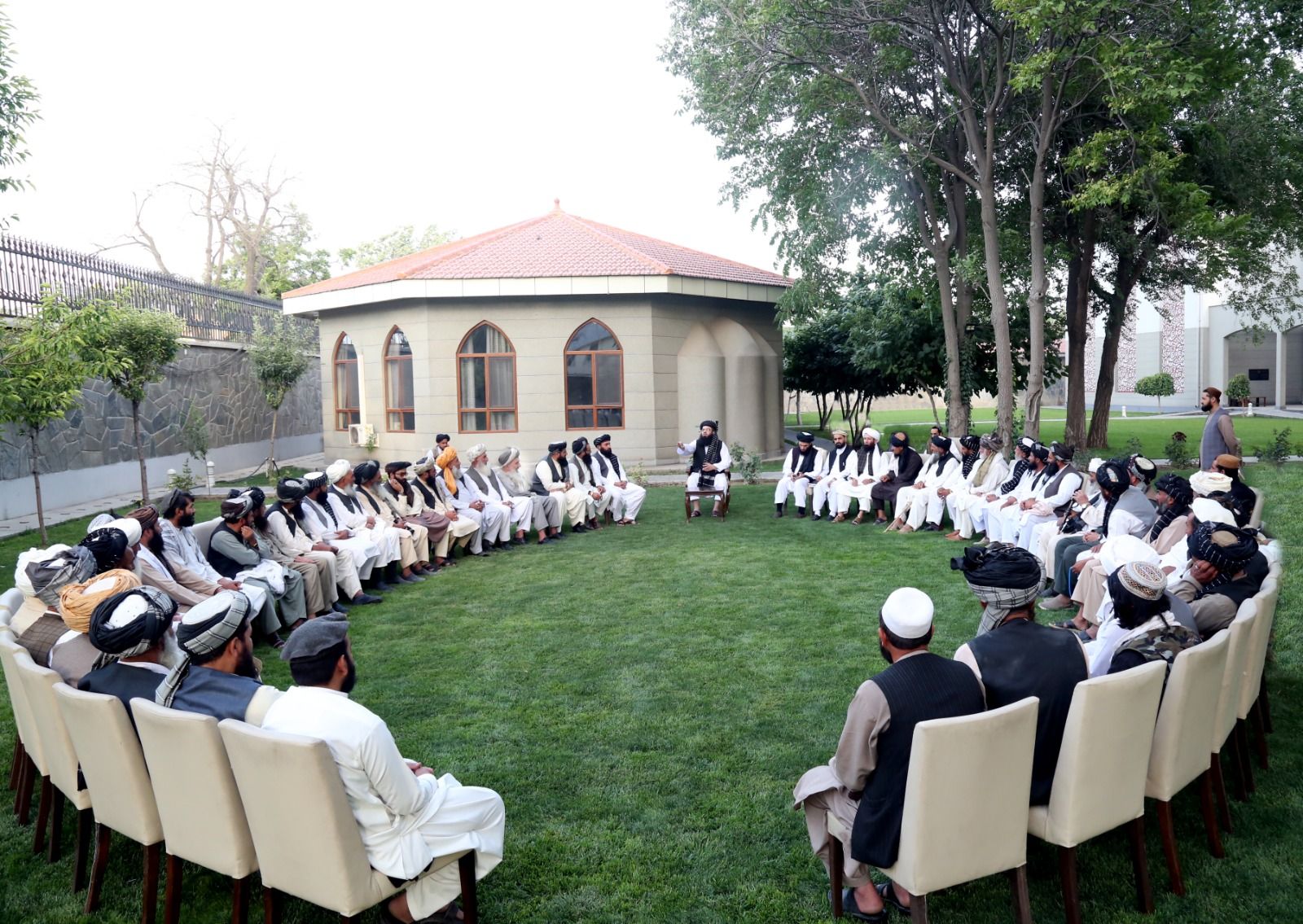 مولوی عبدالکبیر: دسترسی کوچی‌ها به خدمات آموزشی و صحی اولویت طالبان است