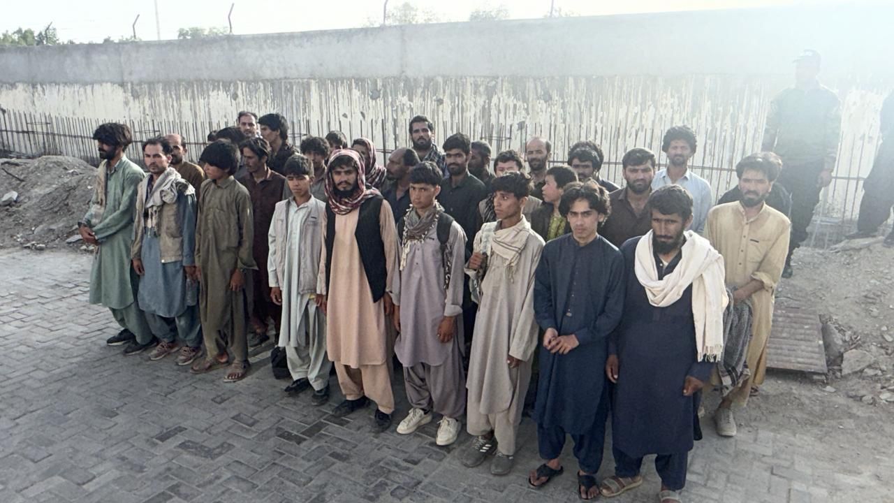 بلوچستان کې د پاکستاني ځواکونو په ډزو کې یوه افغانه مېرمن ټپي شوې او ۲۵ افغانان نیول شوي