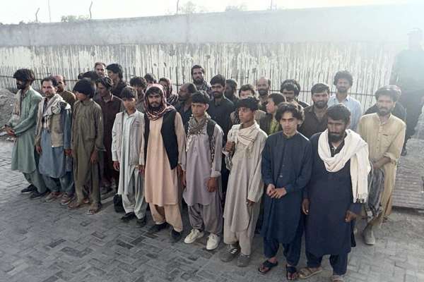 بلوچستان کې د پاکستاني ځواکونو په ډزو کې یوه افغانه مېرمن ټپي شوې او ۲۵ افغانان نیول شوي