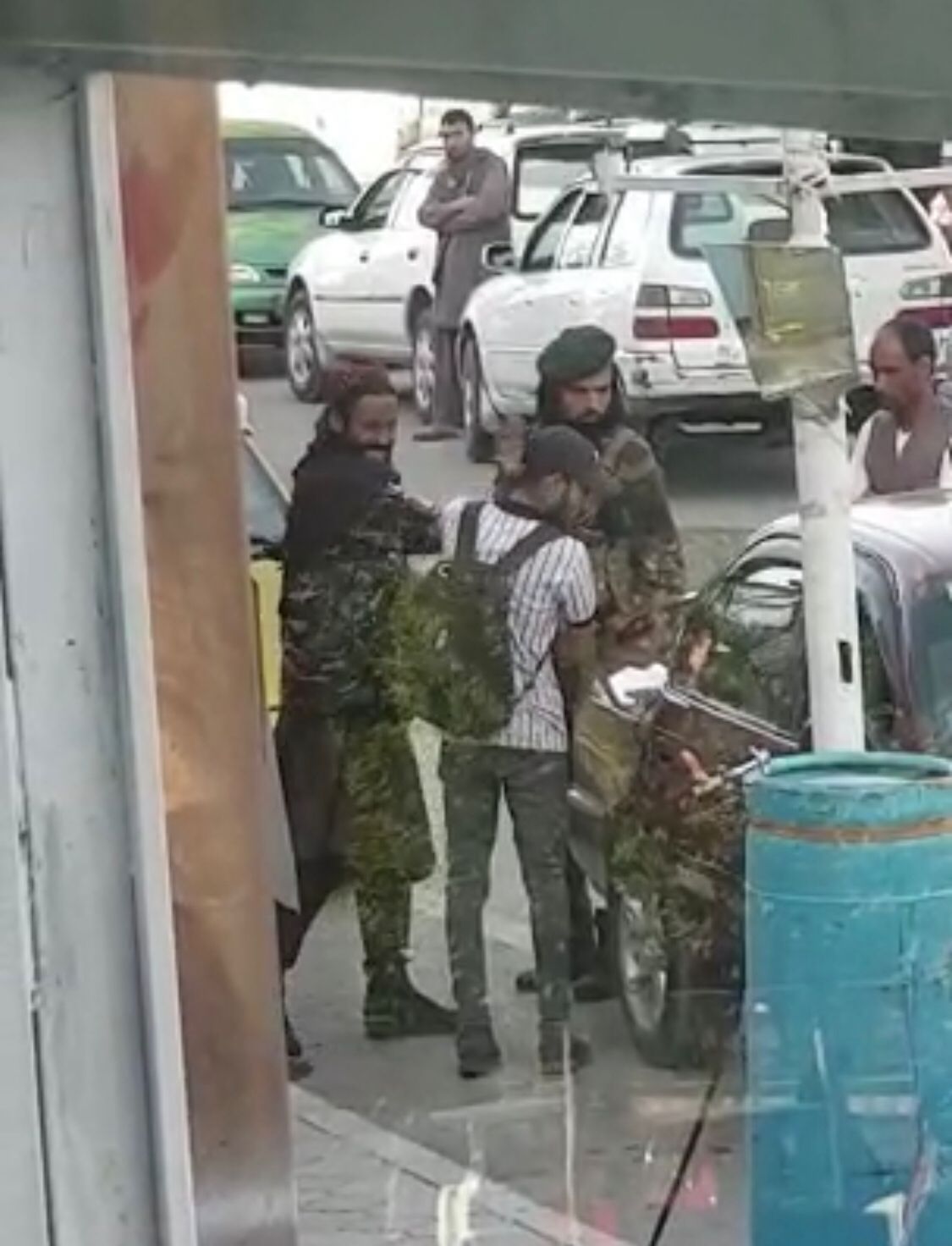 ویدیوی رسیده به افغانستان اینترنشنال: عضو طالبان جوانی را بخاطر «داشتن گوشکی» سیلی می‌زند