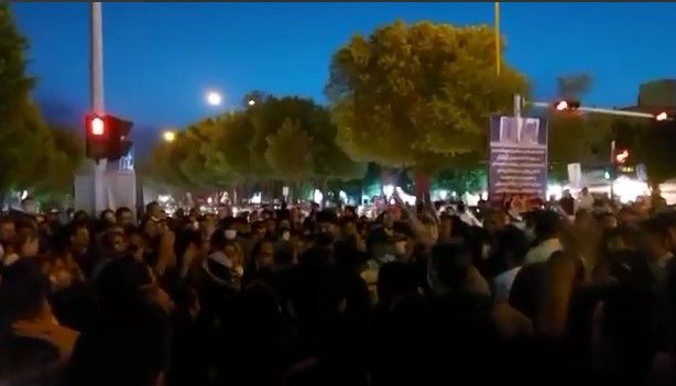 خشم ایرانی‌ها از فروریختن یک ساختمان؛ معترضان در آبادان شعار "مرگ بر خامنه‌ای" سر دادند