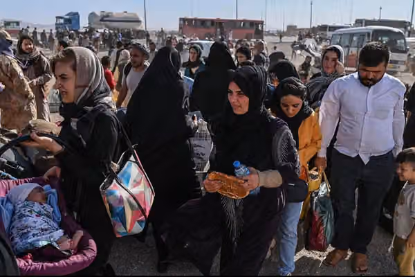لوستې افغانې ښځې د طالبانو د بندیزونو له امله په قاچاقي لارو له هېواده وتلو ته اړ وځي