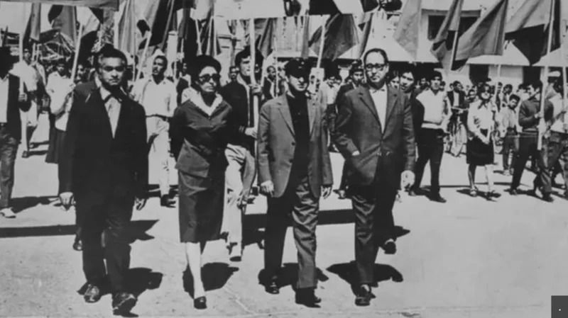 سلطان‌علی کشتمند، ببرک کارمل، اناهیتا راتب‌زاد و میراکبر خیبر در یک تظاهرات در کابل