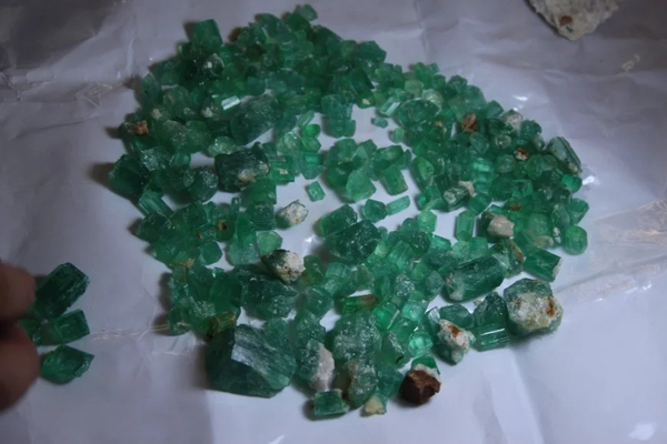 طالبانو د پنجشېر نږدې ۴زره قیراطه زمرد پلورلي دي