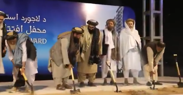 ملا برادر په بلخ کې د ۱۵۰ میلیونه ډالرو په ارزښت استوګنیز کمپلېکس د بنسټ ډبره کېښوده