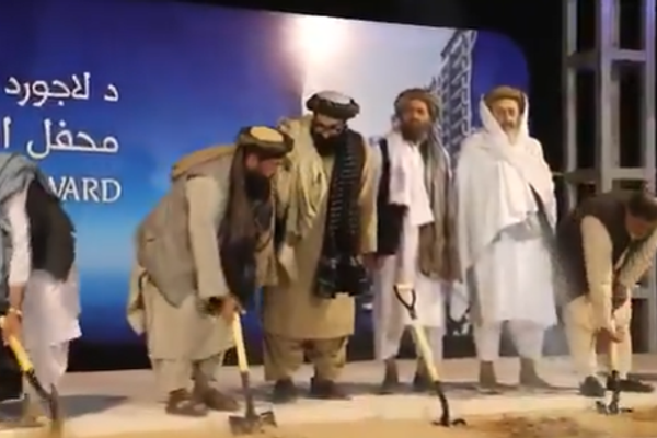 ملا برادر په بلخ کې د ۱۵۰ میلیونه ډالرو په ارزښت استوګنیز کمپلېکس د بنسټ ډبره کېښوده