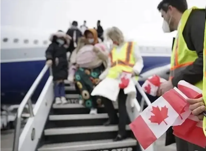 نزدیک به ۳۰۰ پناهجوی افغان از پاکستان به کانادا منتقل شدند