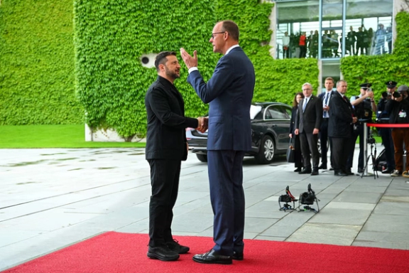 زیلینسکي د جرمني د ډېر ملاتړ ترلاسه کولو لپاره برلېن ته رسېدلی