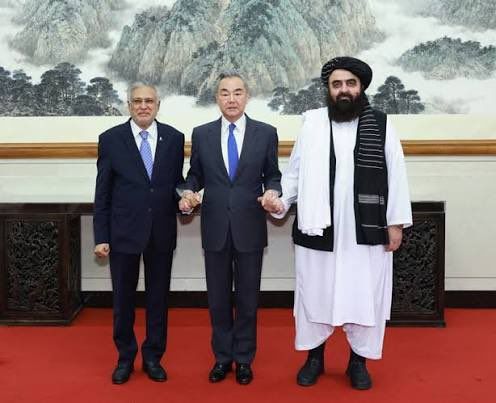 چین د درې‌ اړخیزه ډیپلوماسۍ له لارې د افغانستان او پاکستان د اړیکو عادي کېدو هڅې ګړندې کوي