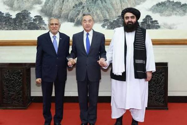 چین د درې اړخیزه ډیپلوماسۍ له لارې د افغانستان او پاکستان د اړیکو عادي کېدو هڅې ګړندې کوي