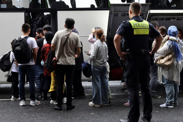 ألمانيا تنقل 32 لاجئاً أفغانياً من باكستان