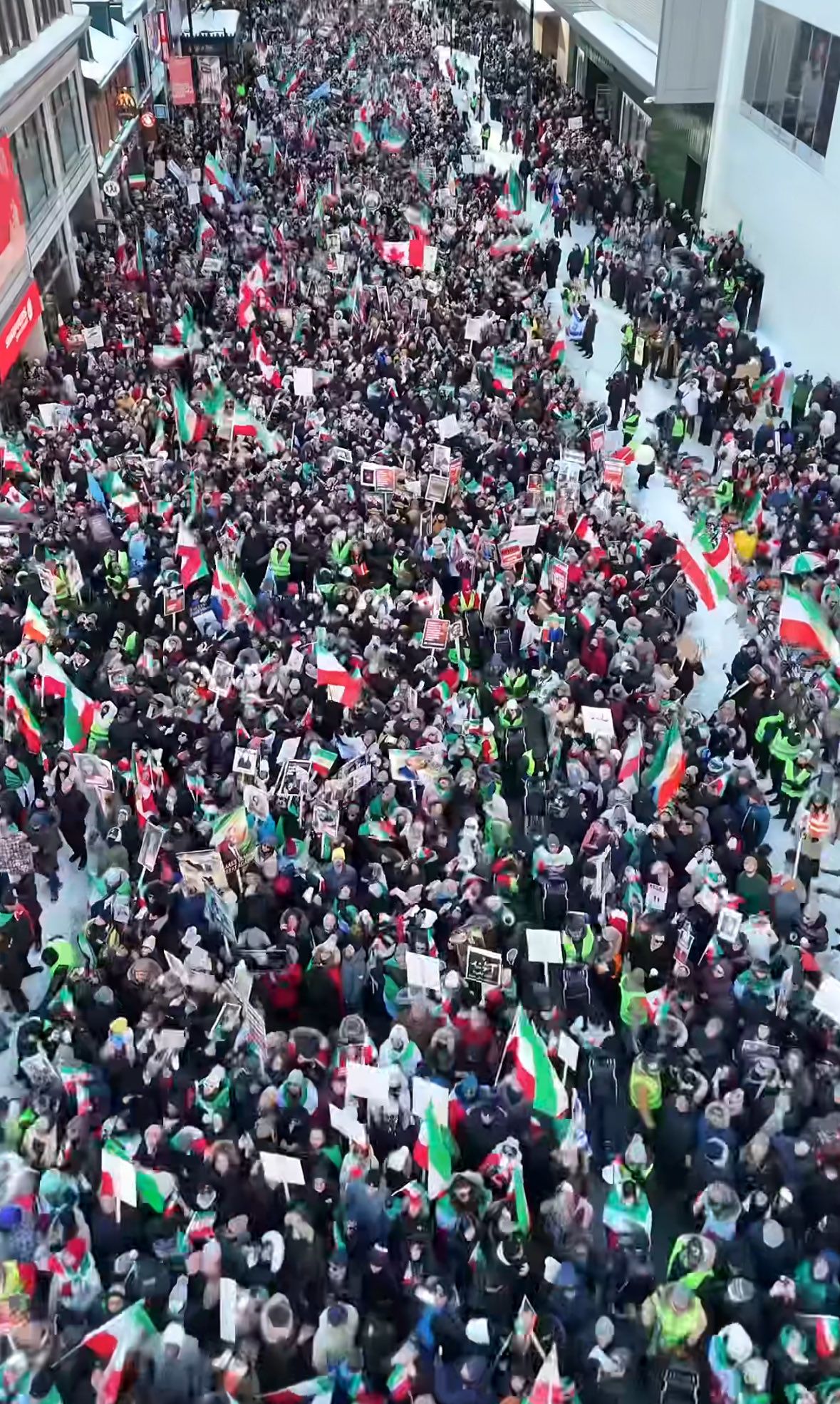 د ټورنټو پولیس وایي د ایرانیانو په لاریون کې ۱۵۰ زره کسانو ګډون کړی و