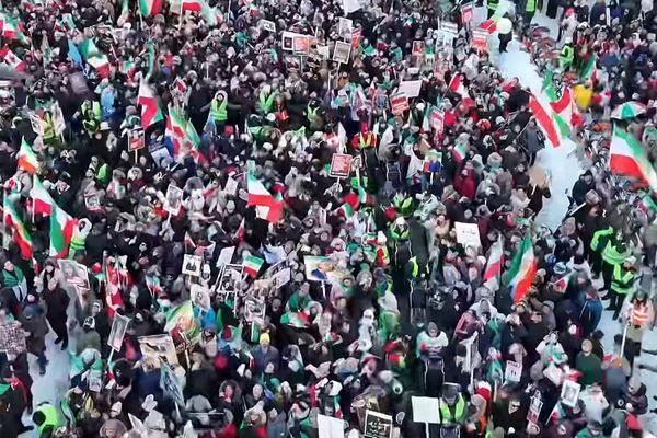 د ټورنټو پولیس وایي د ایرانیانو په لاریون کې ۱۵۰ زره کسانو ګډون کړی و