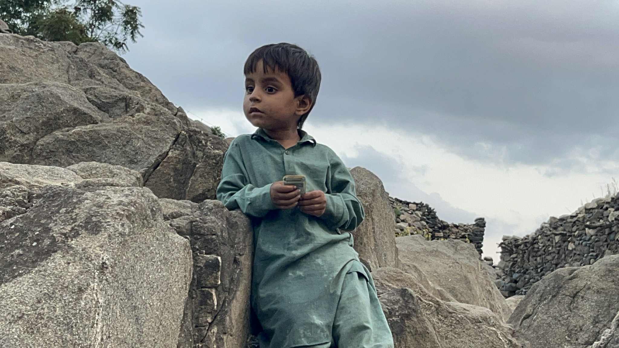 کودکی در میان ویرانه‌های کنر؛ نسلی که کودکی‌اش در سایه فقر و زلزله شکل گرفته است.