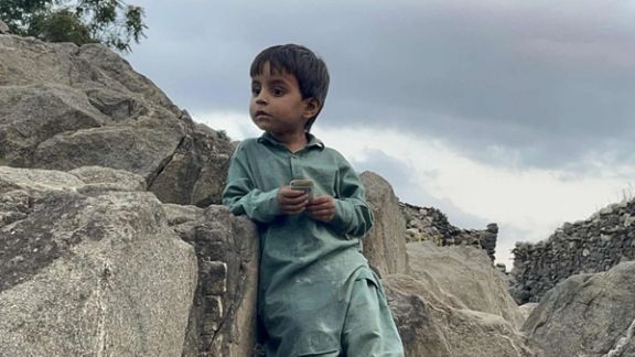 کودکی در میان ویرانههای کنر؛ نسلی که کودکیاش در سایه فقر و زلزله شکل گرفته است.