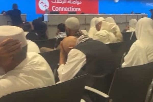 شلل في الاتصالات والمطارات.. مسافرون أفغان عالقون في المطارات بعد قطع الإنترنت