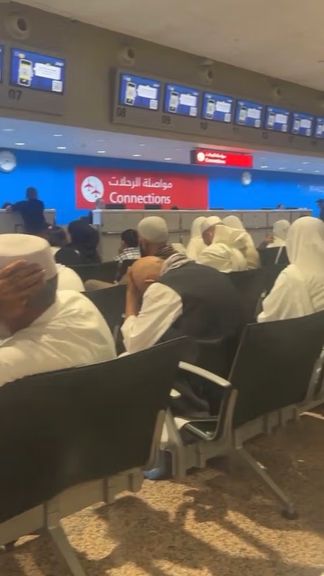 شلل في الاتصالات والمطارات.. مسافرون أفغان عالقون في المطارات بعد قطع الإنترنت