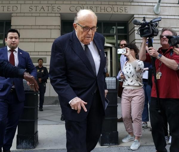 رودی جولیانی، وکیل باسابقه دونالد ترامپ خود را به دادگاهی در آتلانتا تسلیم کرد