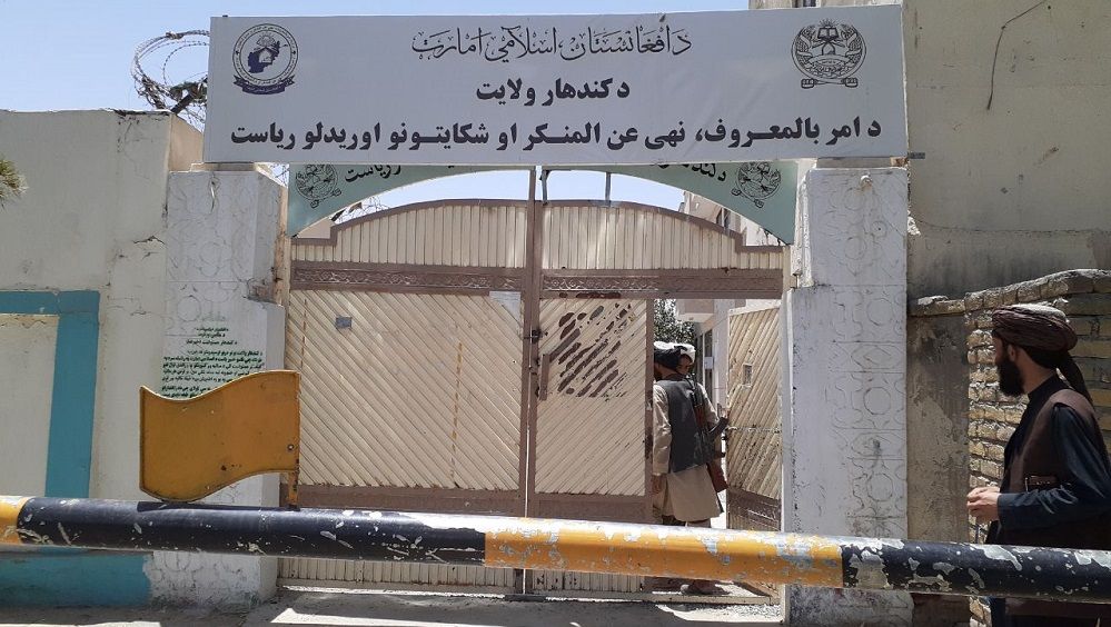 د کندهار اوسېدونکي: د امربالمعروف محتسبین په لارو کې ځوانان دروي، هغوی ځوروي او ګواښي یې