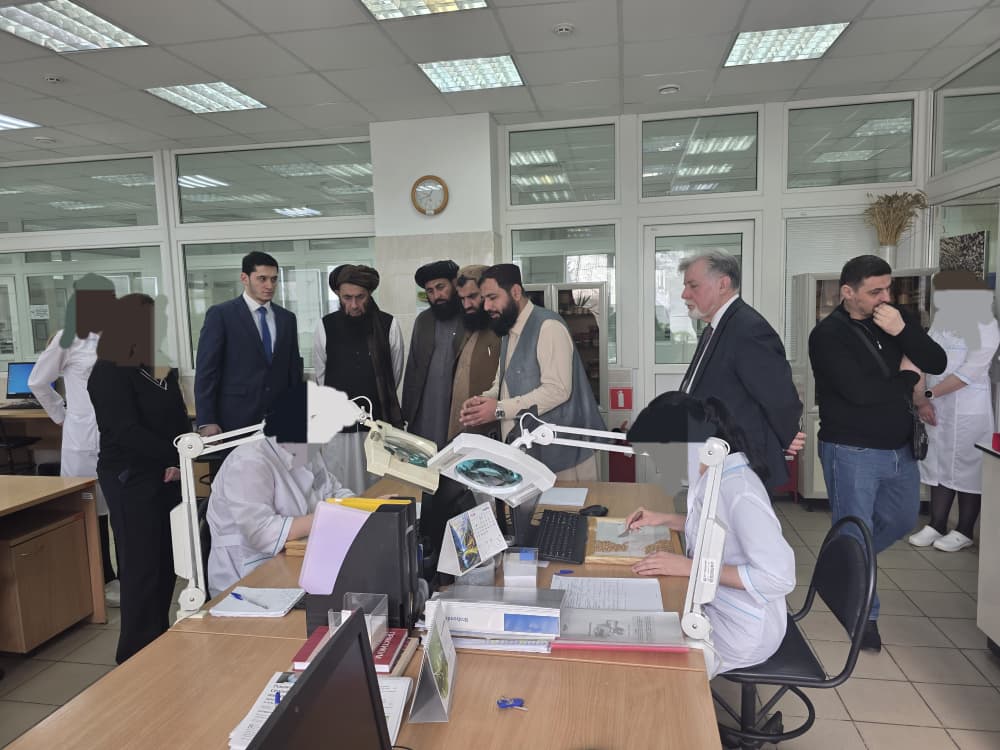 بازدید هیئت طالبان از مرکز تحقیقاتی مسکو؛ طالبان تصویر محققان زن روس را سانسور کرد