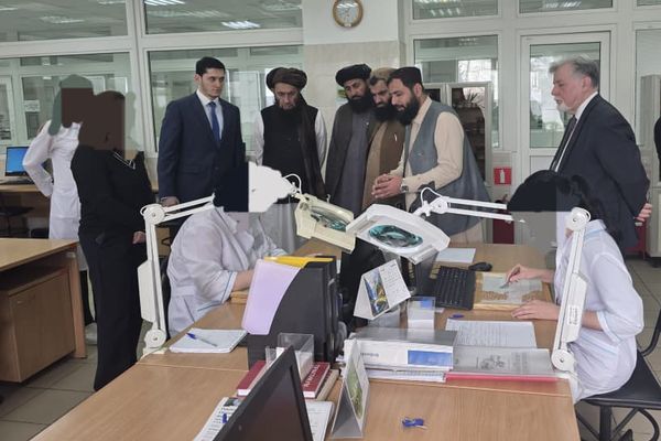 بازدید هیئت طالبان از مرکز تحقیقاتی مسکو؛ طالبان تصویر محققان زن روس را سانسور کرد