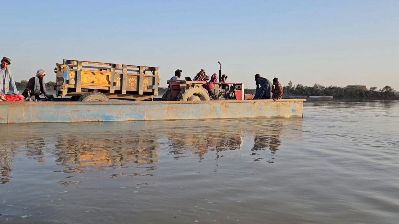 طالبان: د هلمند په سیند کې د ټراکټور ډبېدو له کبله ۱۲ تنه مړه شوي