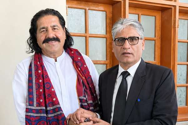 علي وزیر په یوه قضیه کې برائت ترلاسه کړی خو لا هم په شپږو قضیو کې بندي دی