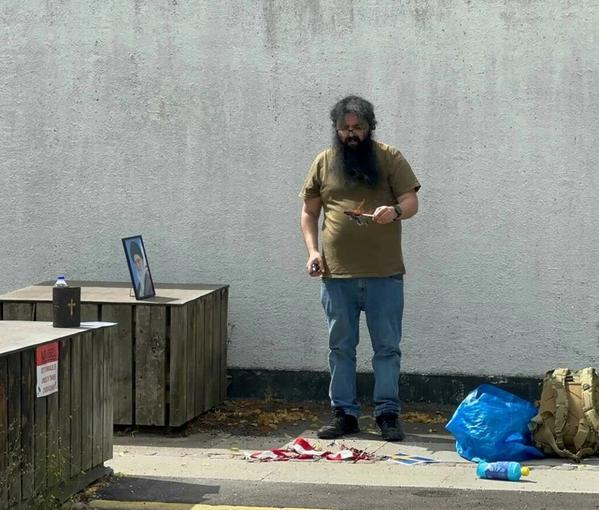 مردی هوادار خامنه‌ای در دنمارک تورات و پرچم دنمارک را مقابل سفارت اسرائیل سوزاند