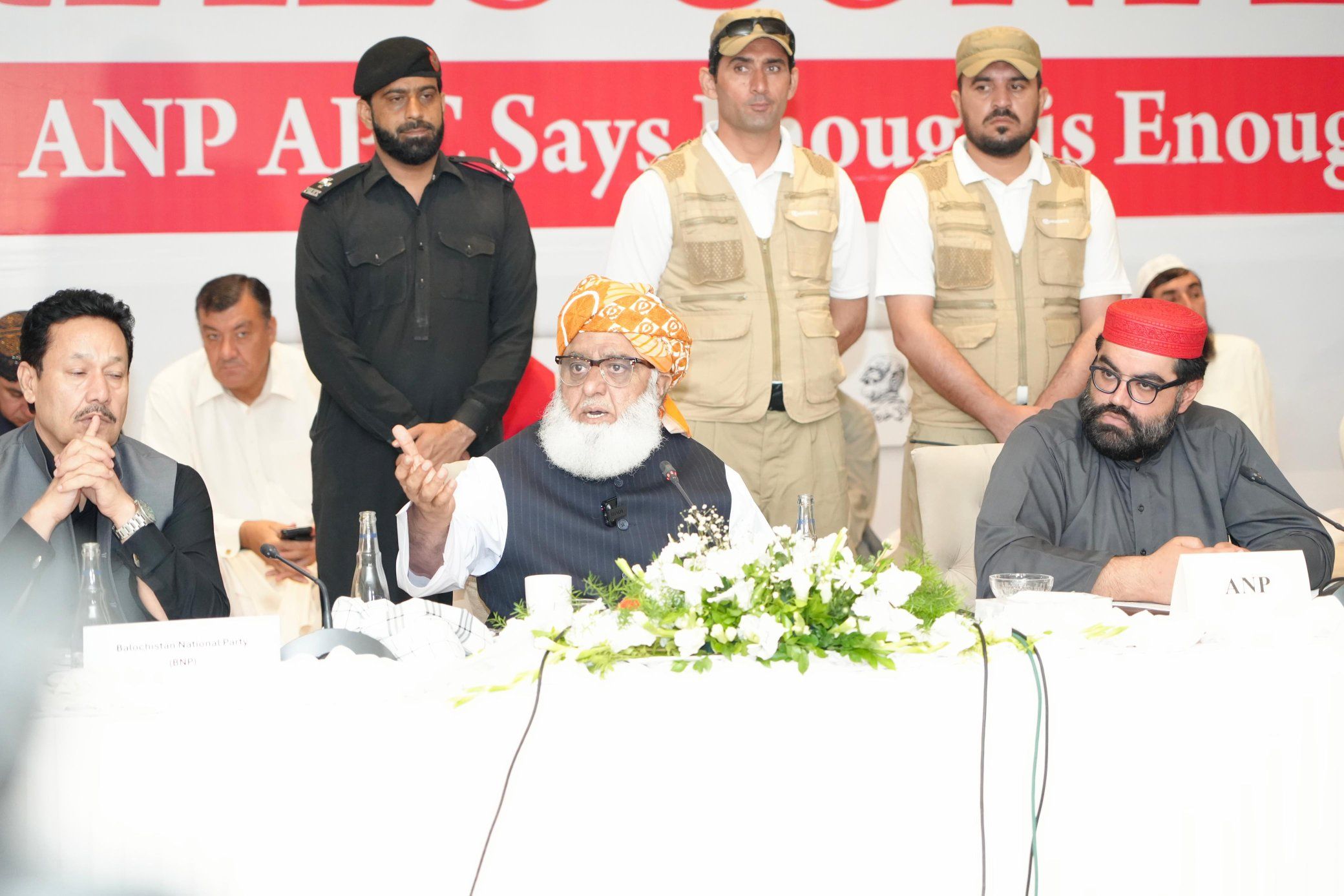 فضل الرحمان: له پاکستانه د افغان کډوالو جبري اېستنه به د دواړو هېوادونو اړیکې زیانمنې کړي