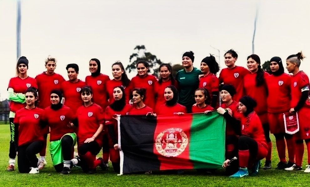 بازیکنان تیم ملی فوتبال زنان افغانستان از مذاکره فیفا با طالبان انتقاد کردند