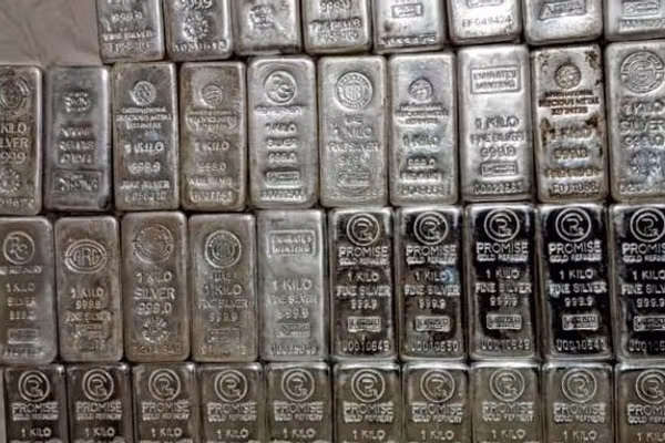 طالبان وايي چې پاکستان ته یې د ۳۸ کیلوګرامه سپینو زرو د قاچاق مخه نیولې