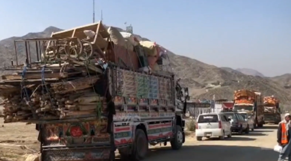 تورخم دروازه له اوږده ځنډ وروسته یوازې د کډوالو پر مخ بېرته پرانیستل شوه