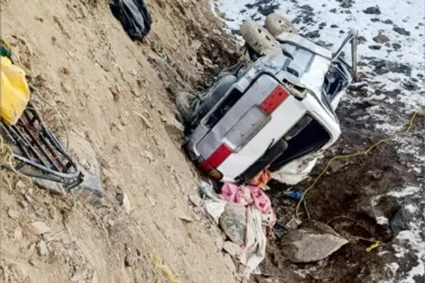 په دایکنډي کې د یوې ټرافیکي پېښې له امله یو کس مړ او ۹ نور ټپیان شوي