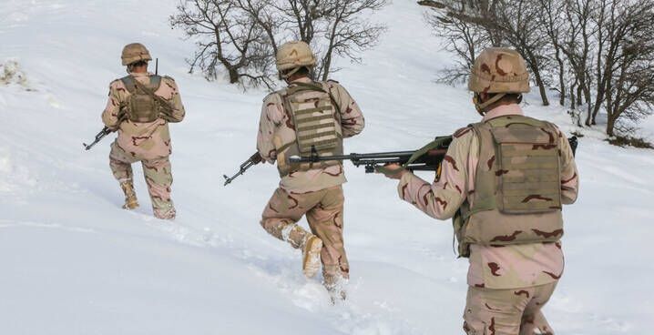 ایران وايي په واورو کې بند پاتې ۲۰۰۰ افغان کډوال یې ژغورلي