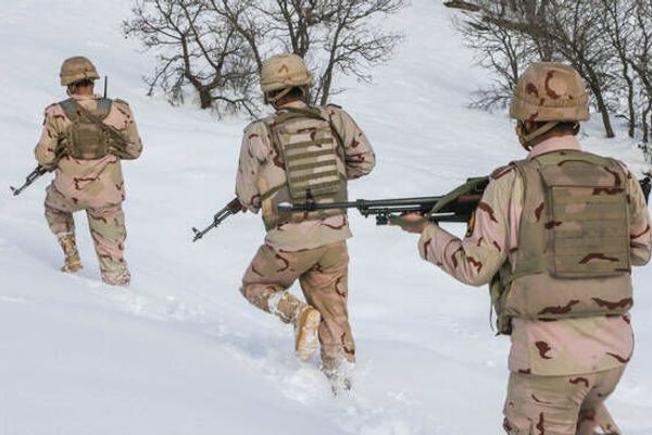 ایران وايي په واورو کې بند پاتې ۲۰۰۰ افغان کډوال یې ژغورلي
