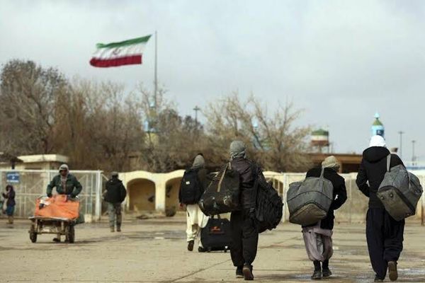ایران په تېرو اته میاشتو کې «یو میلیون افغان کډوال» اېستلي دي