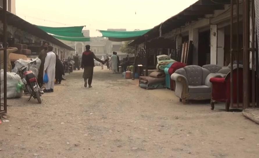 افغان کډوال په پاکستان کې د خپلو کورونو وسایل په نیمه بیه پلوري