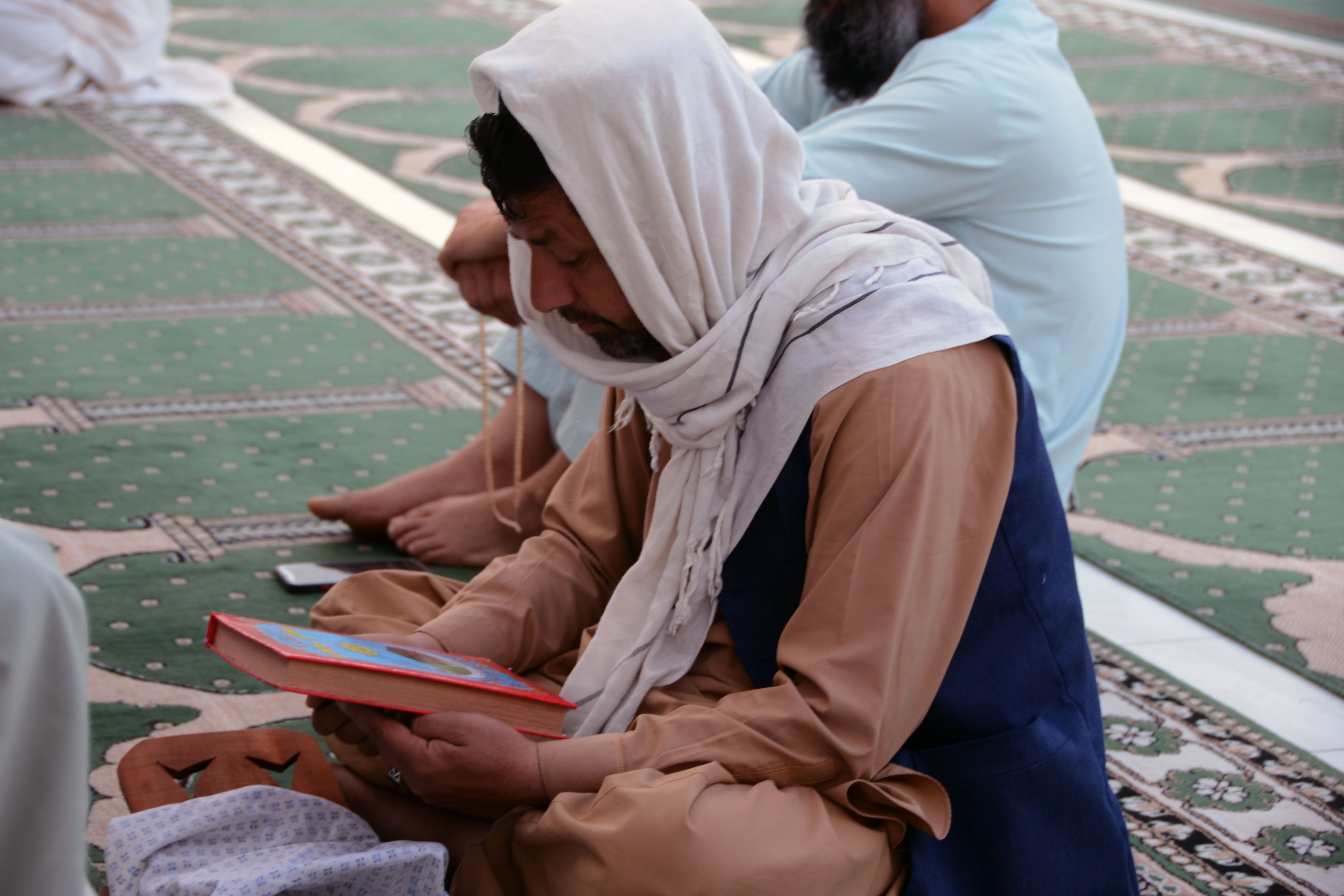 د روژې مازیګر او یو کس په مسجد کې د قرانکريم د تلاوت پر مهال