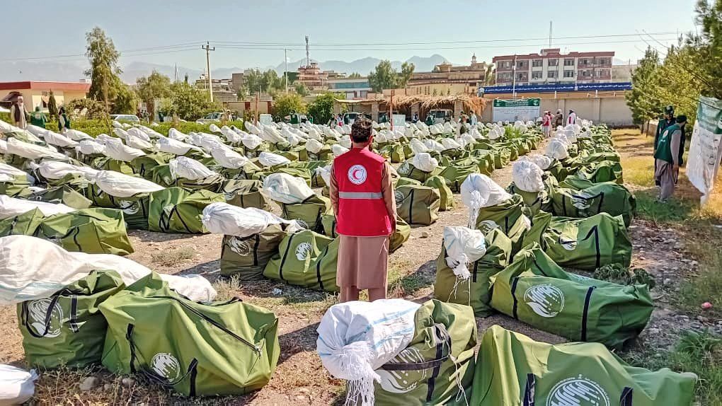 د طالبانو سرې میاشتې په لغمان کې له ۲۵۰ زلزله ځپلو کورنیو سره د غیري خوراکي توکو مرسته کړې