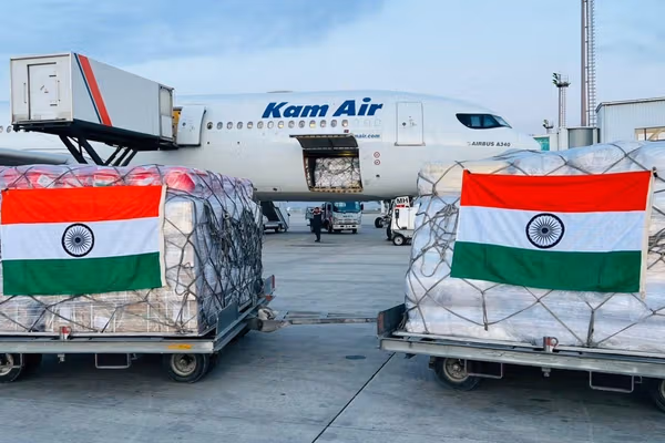 هند بهعنوان نخستین کشور به آسیبدیدگان زلزله و سیلاب در افغانستان کمک کرد