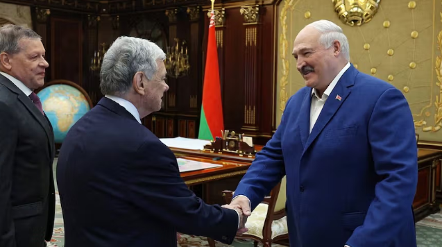 بيلاروس تُفرج عن 52 سجيناً عقب وساطة أميركية بقيادة ترامب