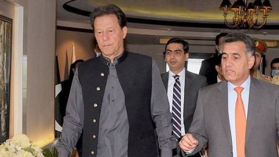 عمران خان: فیض حمید به زما په خلاف ګواهۍ ته مجبور شي او پوځ به ما نظامي محکمې ته ولېږدوی