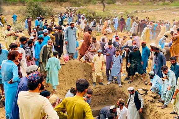 د کونړ زلزله؛ خلک د بېلچو او کولنګ په مرسته له ساعتونو مزل وروسته خپلې کورنۍ خښوي