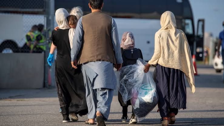 اسلام اباد کې پولیسو د یوشمېر کورونو خاوندانو ته ویلي،چې افغان کډوال دې له خپلو مېنو وباسي