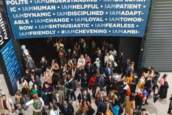 افغان محصلانو ته د بريتانیا «چيونینګ» تحصیلي بورسونه بېرته پیل شول