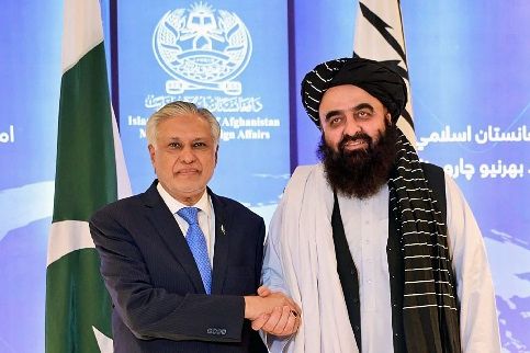 امیرخان متقي د افغان کډوالو د ملاتړ لپاره د کنټرول خونې د رامنځته کېدو هرکلی وکړ